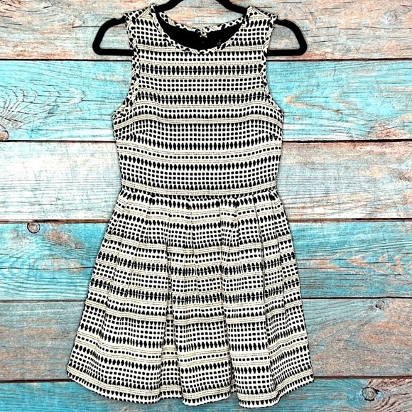 TOPSHOP Mini Skater Dress 4 Black White Textured Fit & Flare Style - Picture 1 of 9